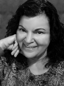 Carol Worthey (Headshot 8)